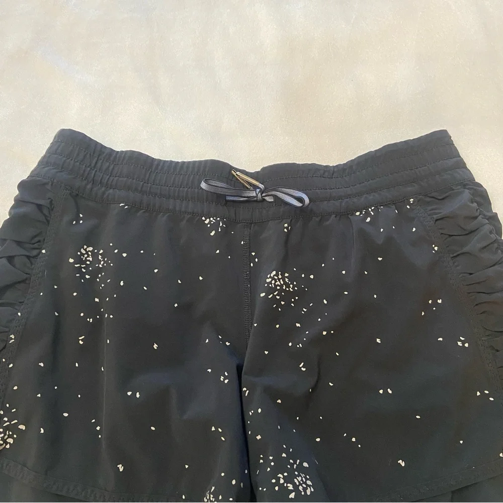 Lululemon Black Run Around Reversible Short Size 8 - 2956